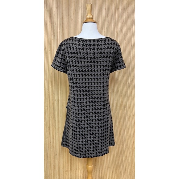 Fabulous Yumi Kim Knit Houndstooth Shift Dress - Picture 4 of 6